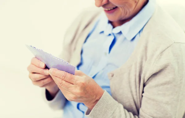 Primer plano de la mujer mayor feliz jugando a las cartas —  Fotos de Stock