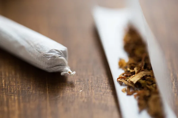Nahaufnahme von Marihuana-Joint und Tabak — Stockfoto