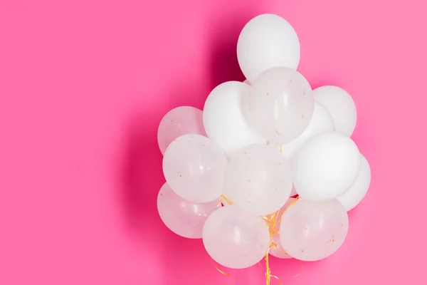 Zblízka bílé helium balónky nad růžová — Stock fotografie