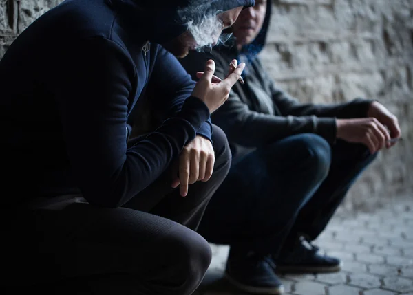 Close up de homens jovens fumando cigarros — Fotografia de Stock