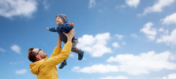 Vader met zoon spelen en plezier hebben buiten — Stockfoto