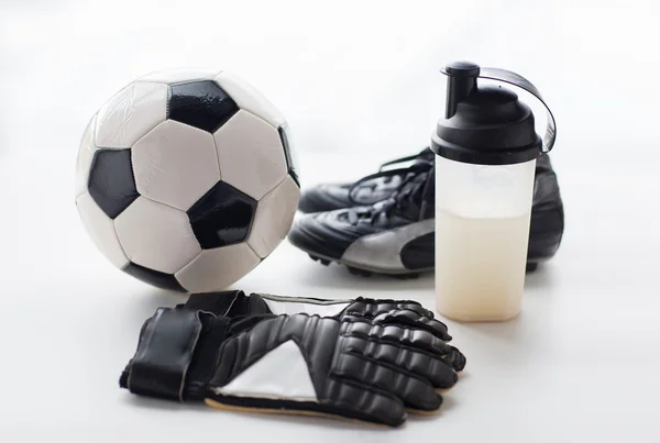 Primer plano de las botas de fútbol, guantes y botella —  Fotos de Stock