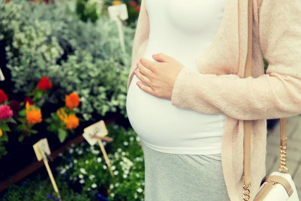 Hamile kadın semt pazarı, çiçek seçimi — Stok fotoğraf