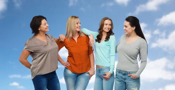 Grupa szczęśliwy różnych kobiet w ubranie — Zdjęcie stockowe