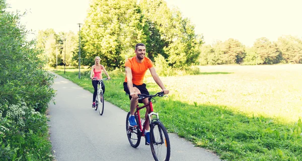 Boldog pár lovaglás kerékpár szabadban — Stock Fotó