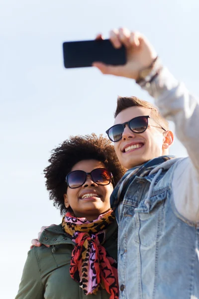 Glückliche Teenager-Freunde in Schattierungen machen Selfie — Stockfoto