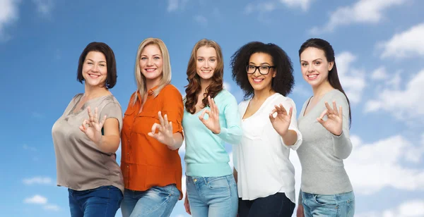 Grupo de mujeres de diferentes tamaños felices mostrando ok — Foto de Stock