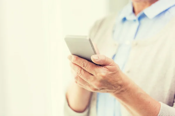 Close up of senior woman with smartphone texting — Stock Photo, Image