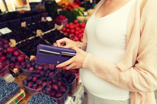 Mulher grávida com carteira comprar alimentos no mercado — Fotografia de Stock