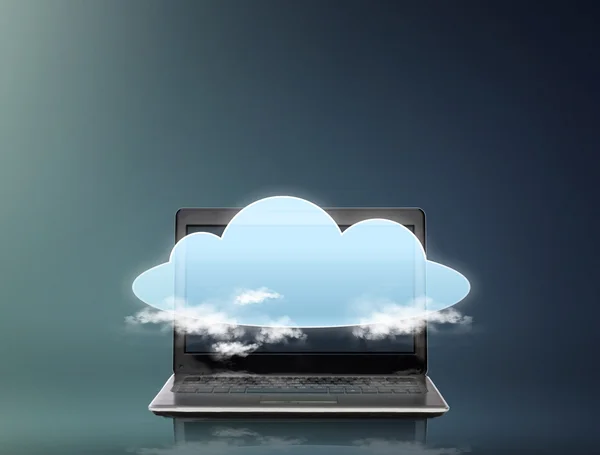Bärbar dator med moln över skärmen — Stockfoto