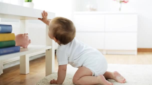 Pequeno bebê feliz rastejando na sala de estar em casa 1 — Vídeo de Stock