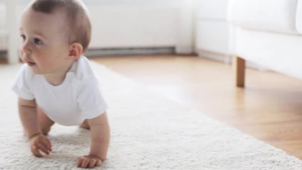 Mutlu küçük bebek oturma odasında ev saat 8'de gezinme — Stok video