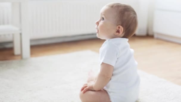 Heureux petit bébé rampant dans le salon à la maison 9 — Video