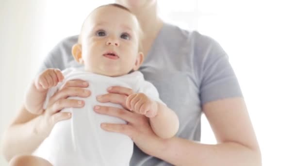 Mãe segurando pequeno bebê feliz em casa 17 — Vídeo de Stock