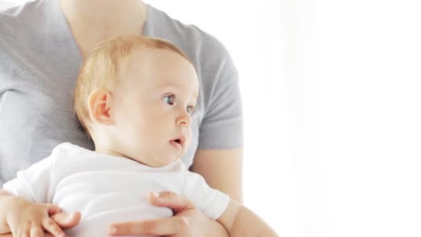 Madre sosteniendo feliz pequeño bebé en casa 18 — Vídeo de stock
