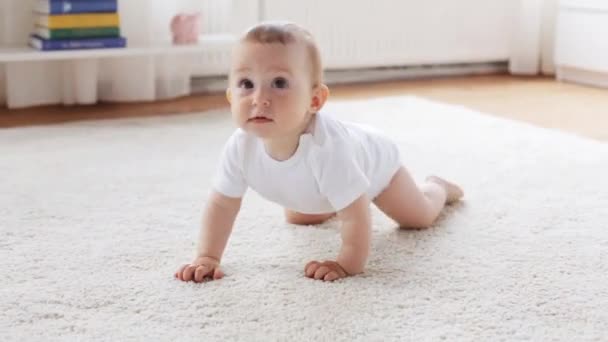 Gelukkig weinig baby kruipen in de woonkamer bij huis 21 — Stockvideo