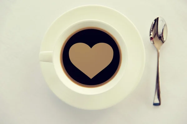 Tasse de café noir avec forme de coeur et cuillère — Photo