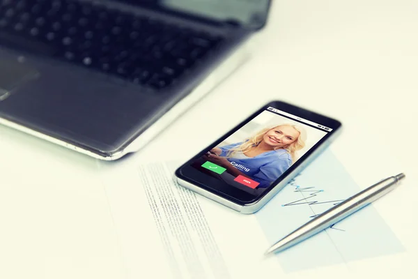 Close up van de inkomende oproep smartphone op scherm — Stockfoto