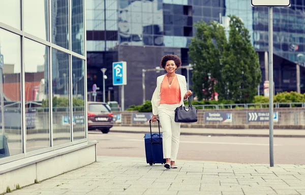 Feliz joven africana con bolsa de viaje en la ciudad —  Fotos de Stock