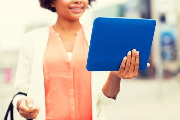 Nahaufnahme einer Afrikanerin mit Tablet-PC in der Stadt — Stockfoto