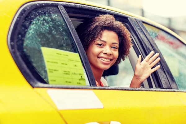 Glücklich afrikanisch amerikanisch frau fahren im taxi — Stockfoto