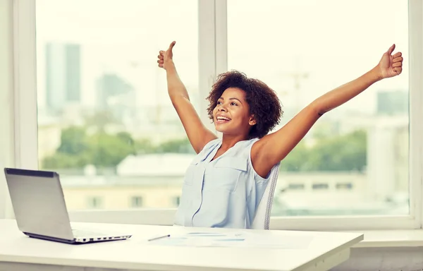 Happy african woman with laptop at office — Stock Photo, Image