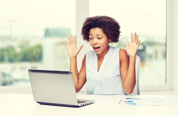 Mulher africana com laptop no escritório — Fotografia de Stock