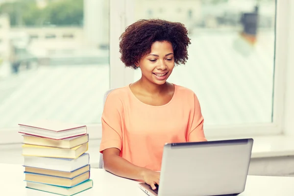 Happy african american woman with laptop at home — Stock Photo, Image