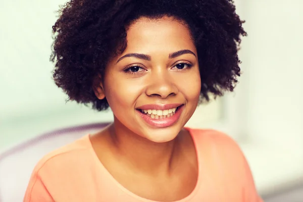 Glada afrikanska amerikanska ung kvinna ansikte — Stockfoto