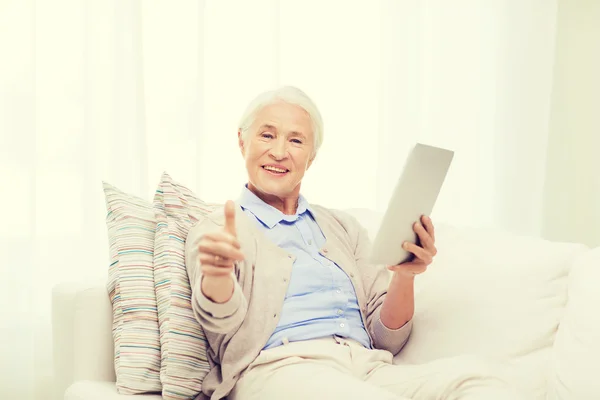 Seniorin mit Tablet-PC zeigt Daumen nach oben — Stockfoto