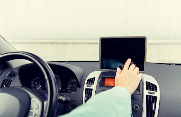 Primer plano de hombre joven con tablet PC coche de conducción —  Fotos de Stock