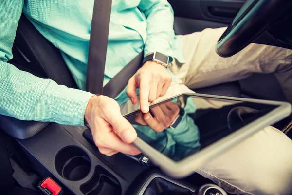 Primer plano de hombre joven con tablet PC coche de conducción — Foto de Stock