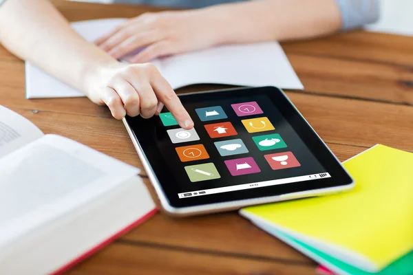 Close up van student met tablet pc en notebook — Stockfoto