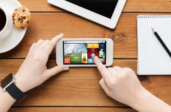 Gros plan de femme avec smartphone sur table en bois — Photo