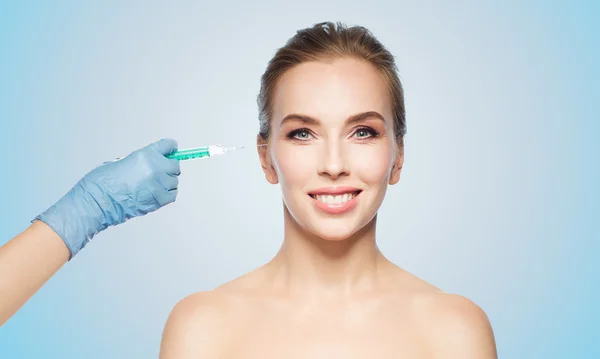 Gesicht und Hand der Frau mit Spritze zur Injektion — Stockfoto