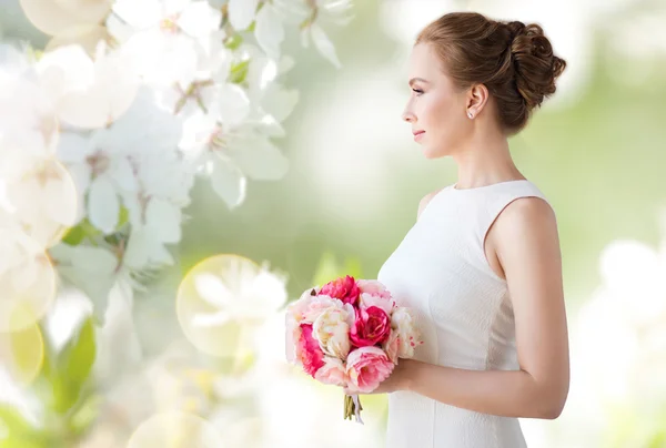 Novia o mujer en vestido blanco con ramo de flores —  Fotos de Stock
