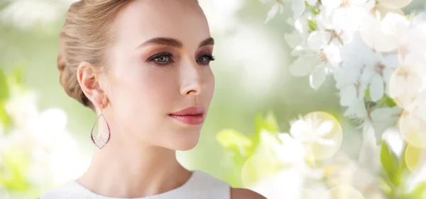 Mujer sonriente en vestido blanco con joyas de perlas — Foto de Stock