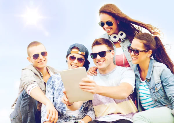 Grupo de adolescentes olhando para tablet pc — Fotografia de Stock