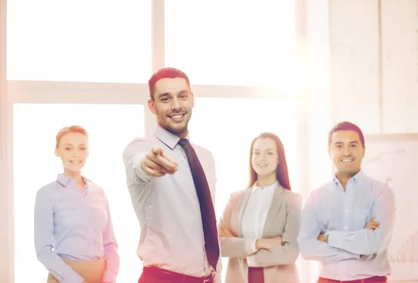 Empresario en la oficina señalándote con el dedo — Foto de Stock