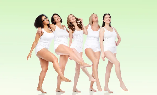 Grupo de mulheres diferentes felizes em roupa interior branca — Fotografia de Stock