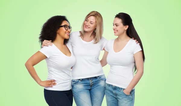 Grupo de mulheres diferentes felizes em t-shirts brancas — Fotografia de Stock