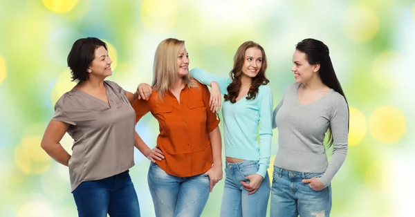 Gruppo di donne felici diverse in abiti casual — Foto Stock