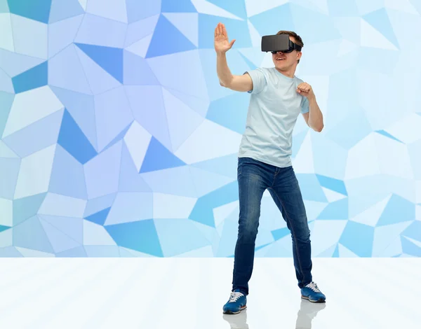 Человек в гарнитуре виртуальной реальности или 3D очки — стоковое фото