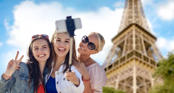 Group of smiling women taking selfie in paris — Stock Photo, Image