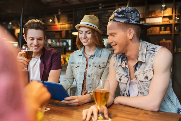 Glada vänner med TabletPC och drinkar i baren — Stockfoto