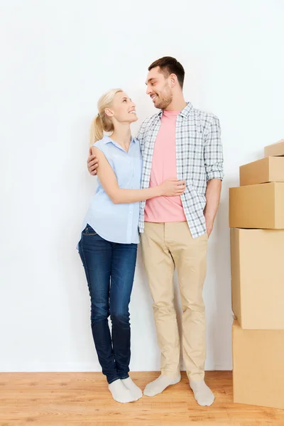 Casal com caixas de papelão se mudando para nova casa — Fotografia de Stock