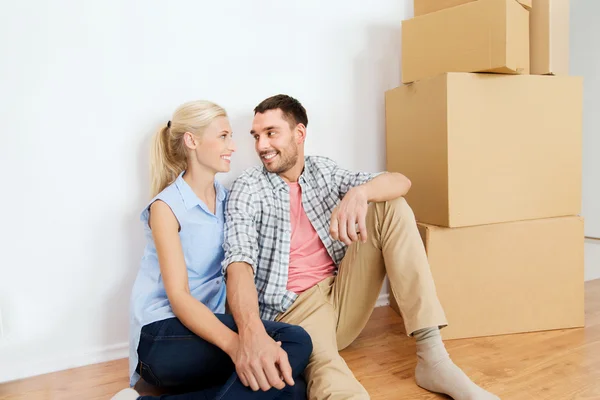 Пара с картонными коробками, переезжающими в новый дом — стоковое фото