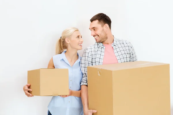 Casal com caixas de papelão se mudando para nova casa — Fotografia de Stock