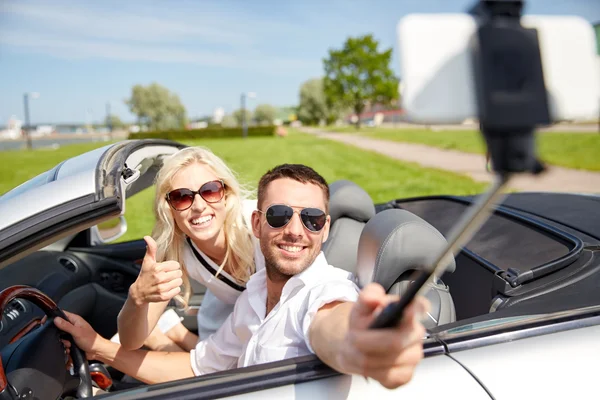 Casal feliz no carro tomando selfie com smartphone — Fotografia de Stock