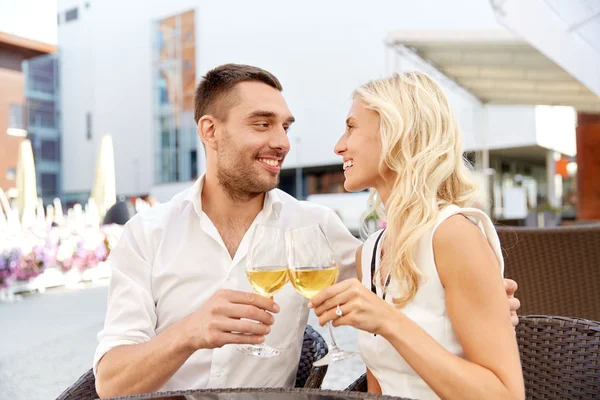 Šťastný pár, pití vína v restauraci pod širým nebem — Stock fotografie